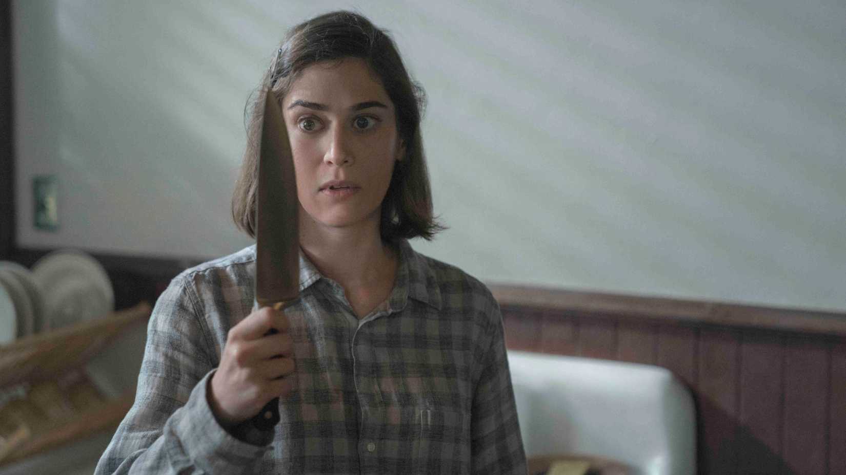 Annie Wilkes holding a knife in Castle Rock season 2