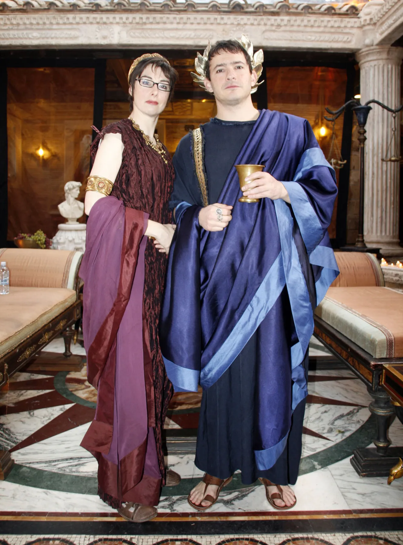 Sue Perkins and Giles Coren in Roman attire for the show "The Supersizers Eat...".