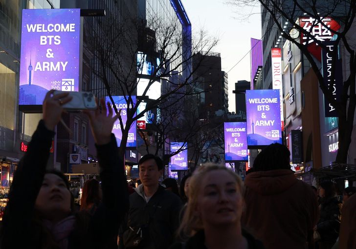 Ahead of BTS' Gwanghwamun performance, messages welcoming BTS fans are displayed on media poles in Myeong-dong, central Seoul, Thursday. Yonhap