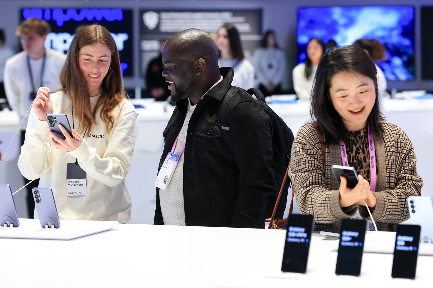 Participants test the Galaxy S26 Ultra at the Samsung Electronics Galaxy booth during Mobile World Congress 2026 at Fira Gran Via in Barcelona, Spain, on Mar. 2. [JOINT PRESS CORPS]