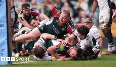 Leicester Tigers celebrate the try scored by Joaquin Moro