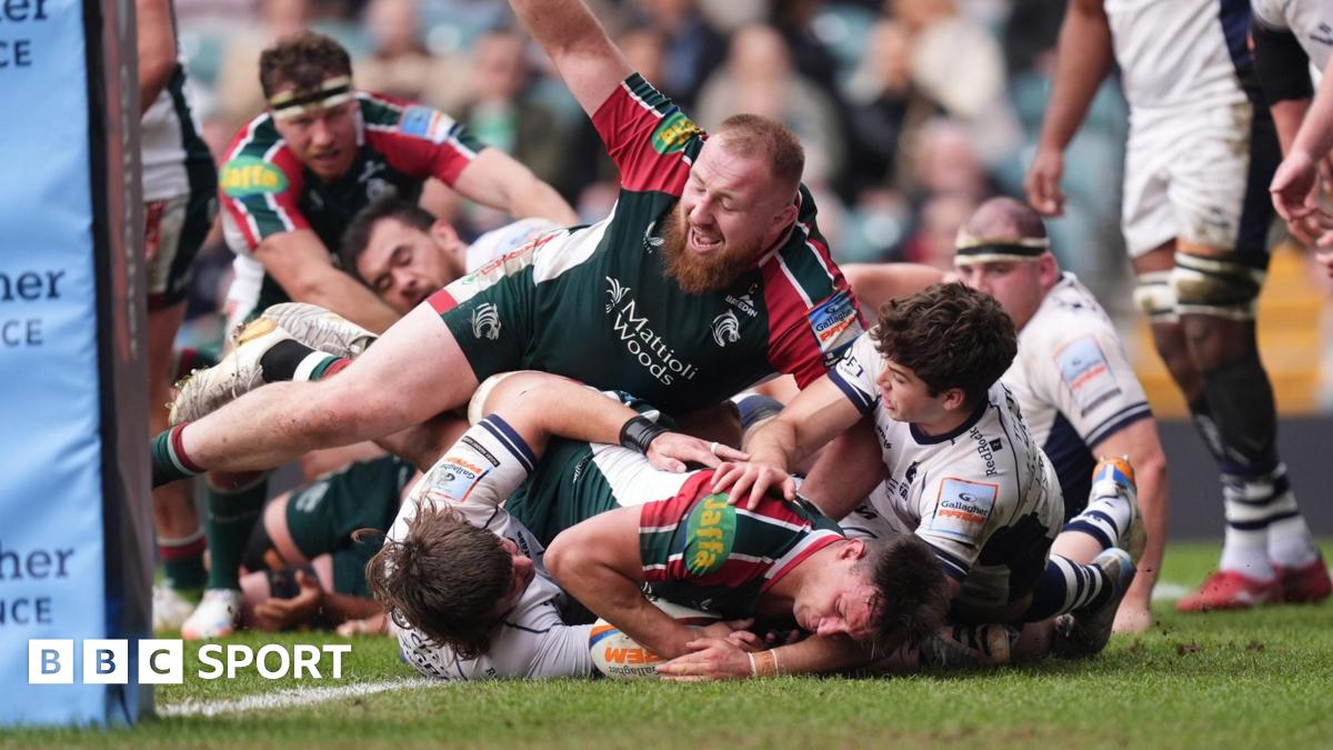 Leicester Tigers celebrate the try scored by Joaquin Moro