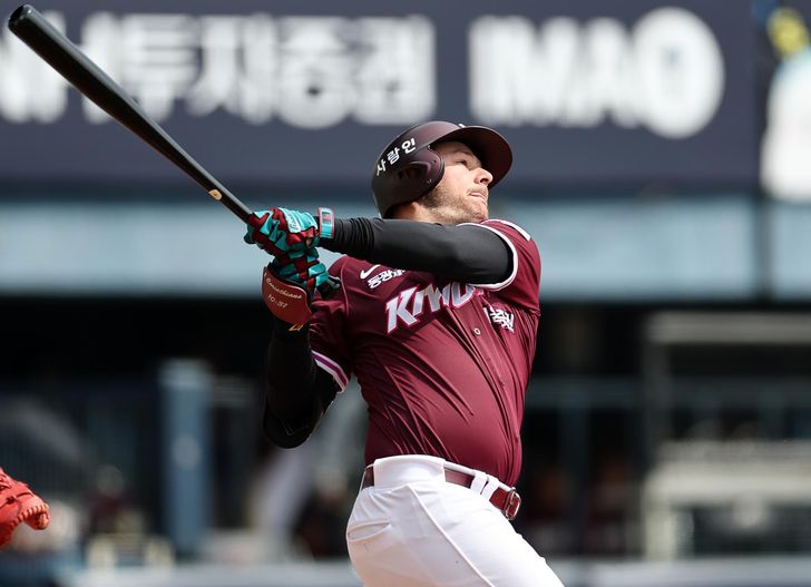 Trenton Brooks of the Kiwoom Heroes takes a swing during a Korea Baseball Organization preseason game against the LG Twins at Jamsil Baseball Stadium in Seoul, Monday. Yonhap