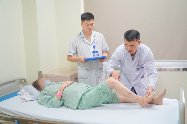 Hanoi hospital uses robot for knee replacement, enabling patients to walk within 24 hours - Ảnh 2.