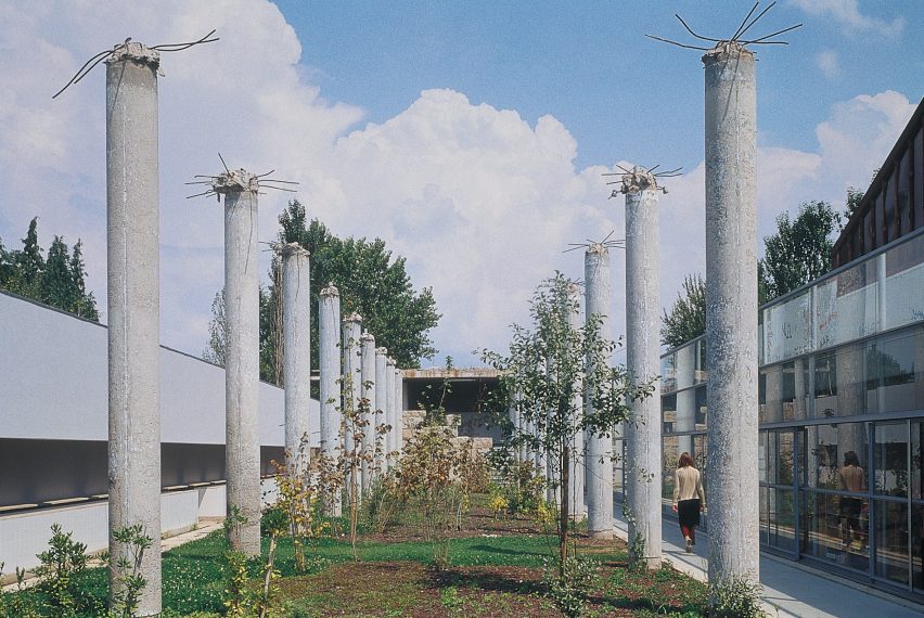 Garden courtyard with retained concrete columns at Braga Municipal Market by Eduardo Souto de Moura