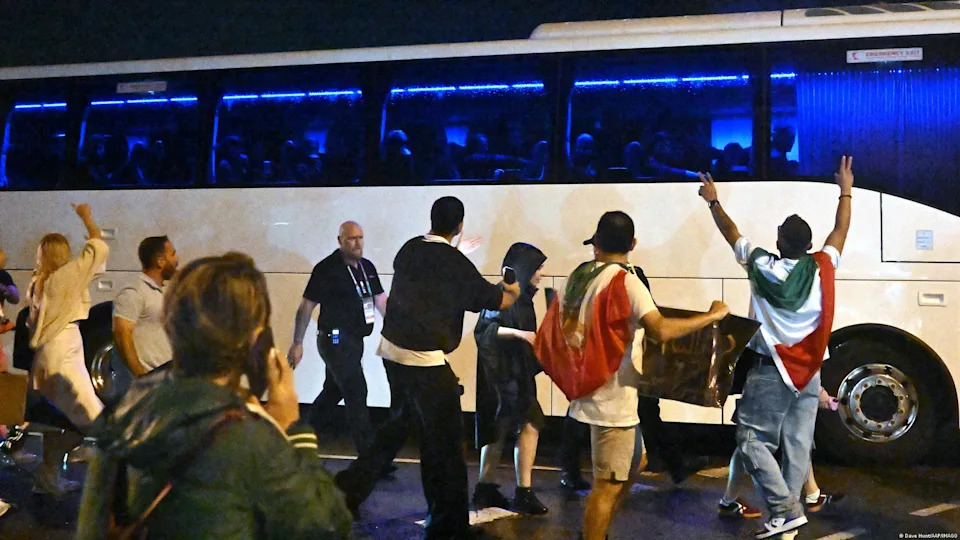 Supporters of the Iran national team react to the team's bus<span class="copyright">Dave Hunt/AAP/IMAGO</span>