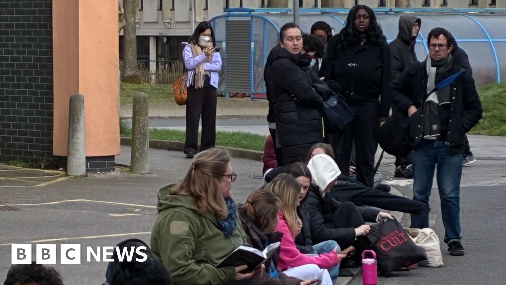 Meningitis cases rise as vaccine queues continue in Kent - BBC