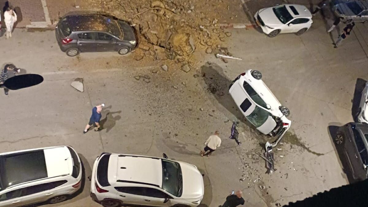 WATCH: Iranian Missile Barrage Hits Central Israel; 2 Dead in Ramat Gan