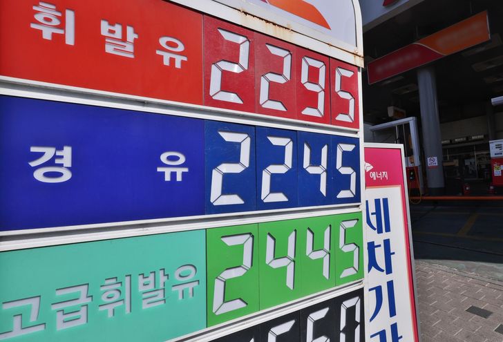 Gasoline and diesel prices displayed at a gas station in Seoul, Sunday, are hiked to over 2,200 won per liter, the highest level since Russia began its full-fledged invasion of Ukraine in 2022. Yonhap