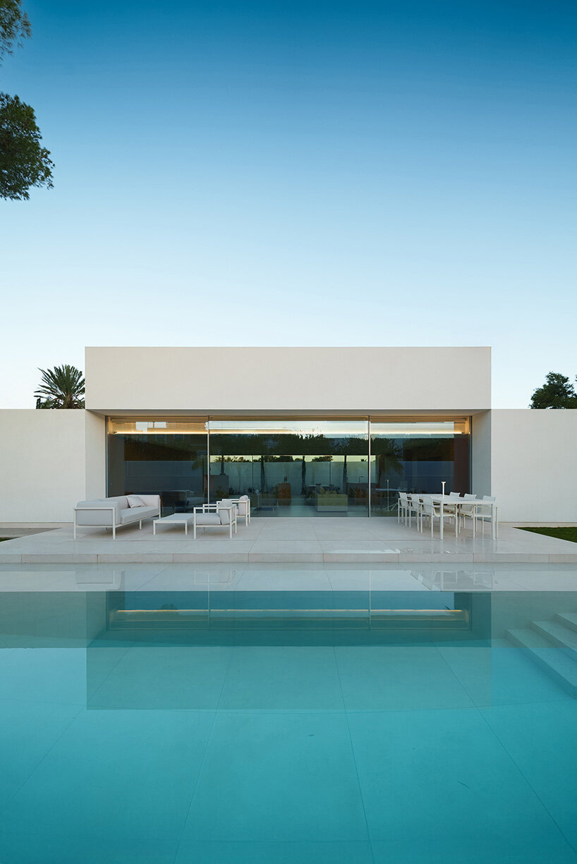 fran silvestre organizes three-part house around hovering living volume in spain - 3