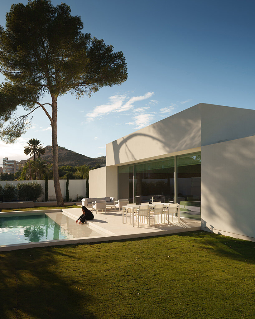 fran silvestre organizes three-part house around hovering living volume in spain - 7
