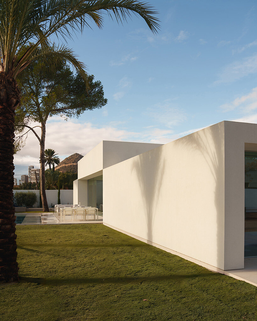 fran silvestre organizes three-part house around hovering living volume in spain - 6