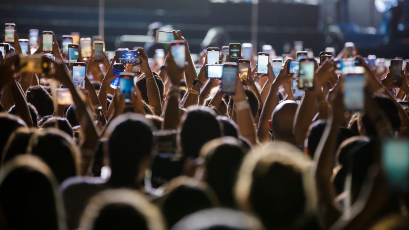 Concert crowds have become ‘a sea of phones.’ But is the tide turning?