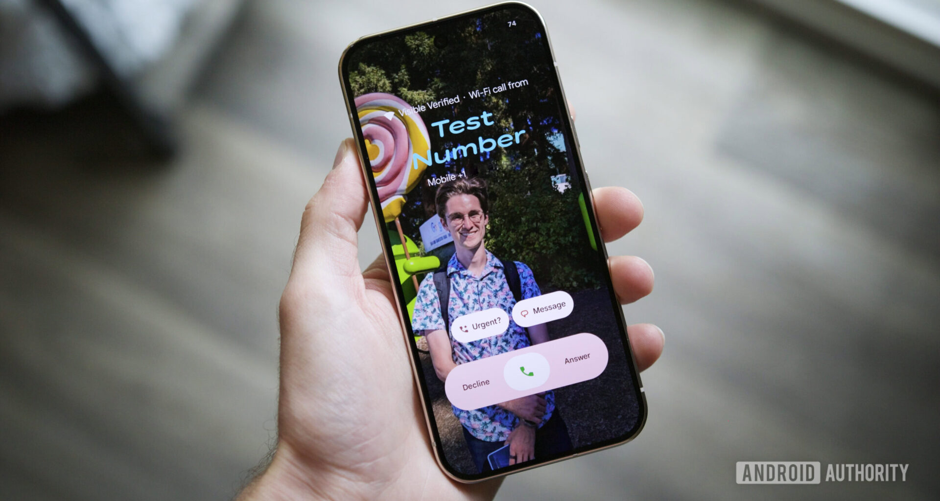 Incoming call screen with Google's Calling Cards.