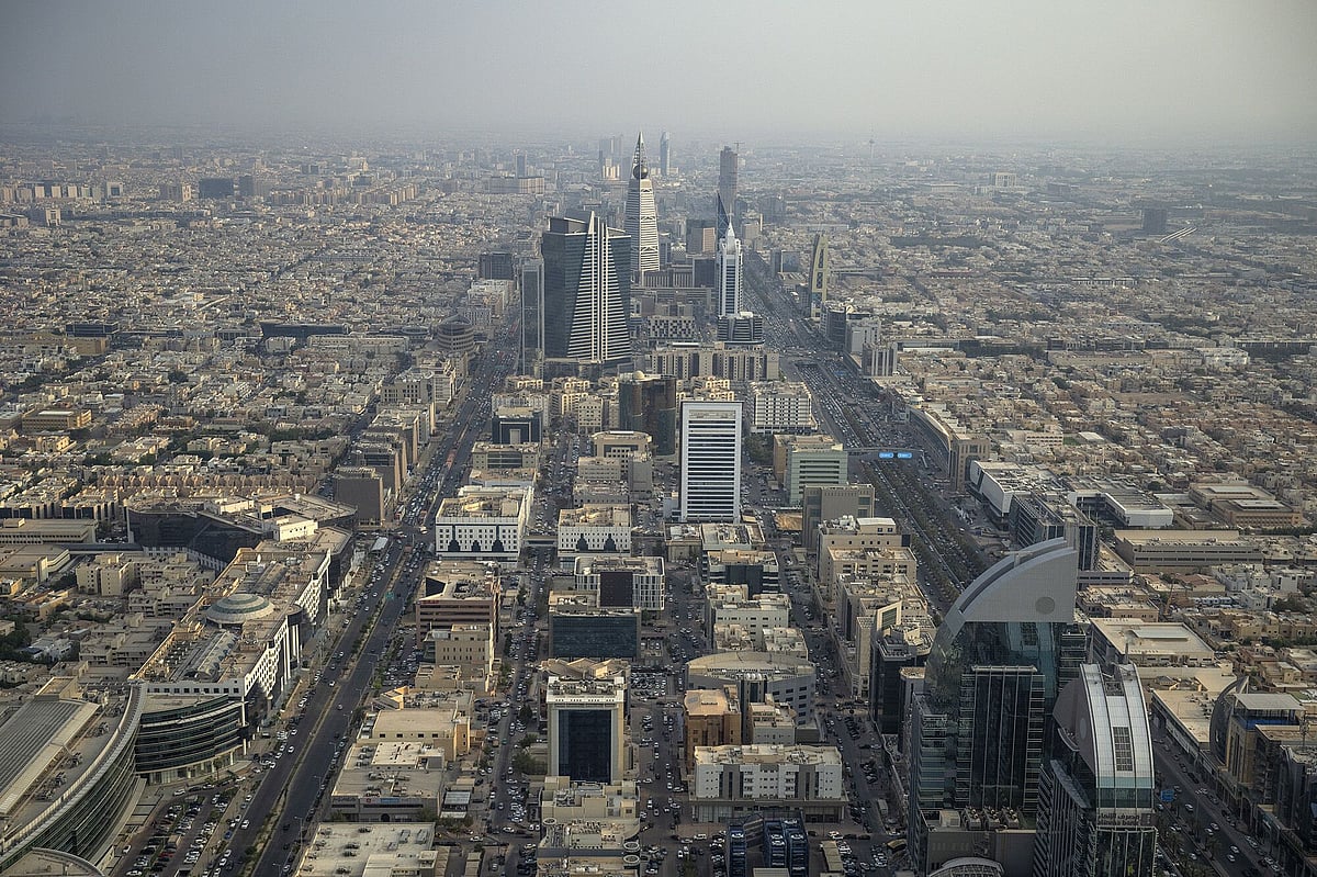 Saudi Firms Boost Hiring and Wages Despite Slowing Non-Oil Growth