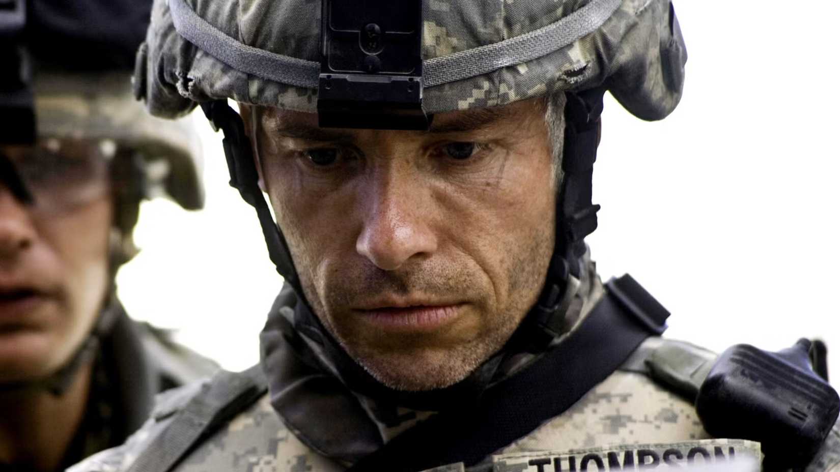 Guy Pearce looking down in The Hurt Locker