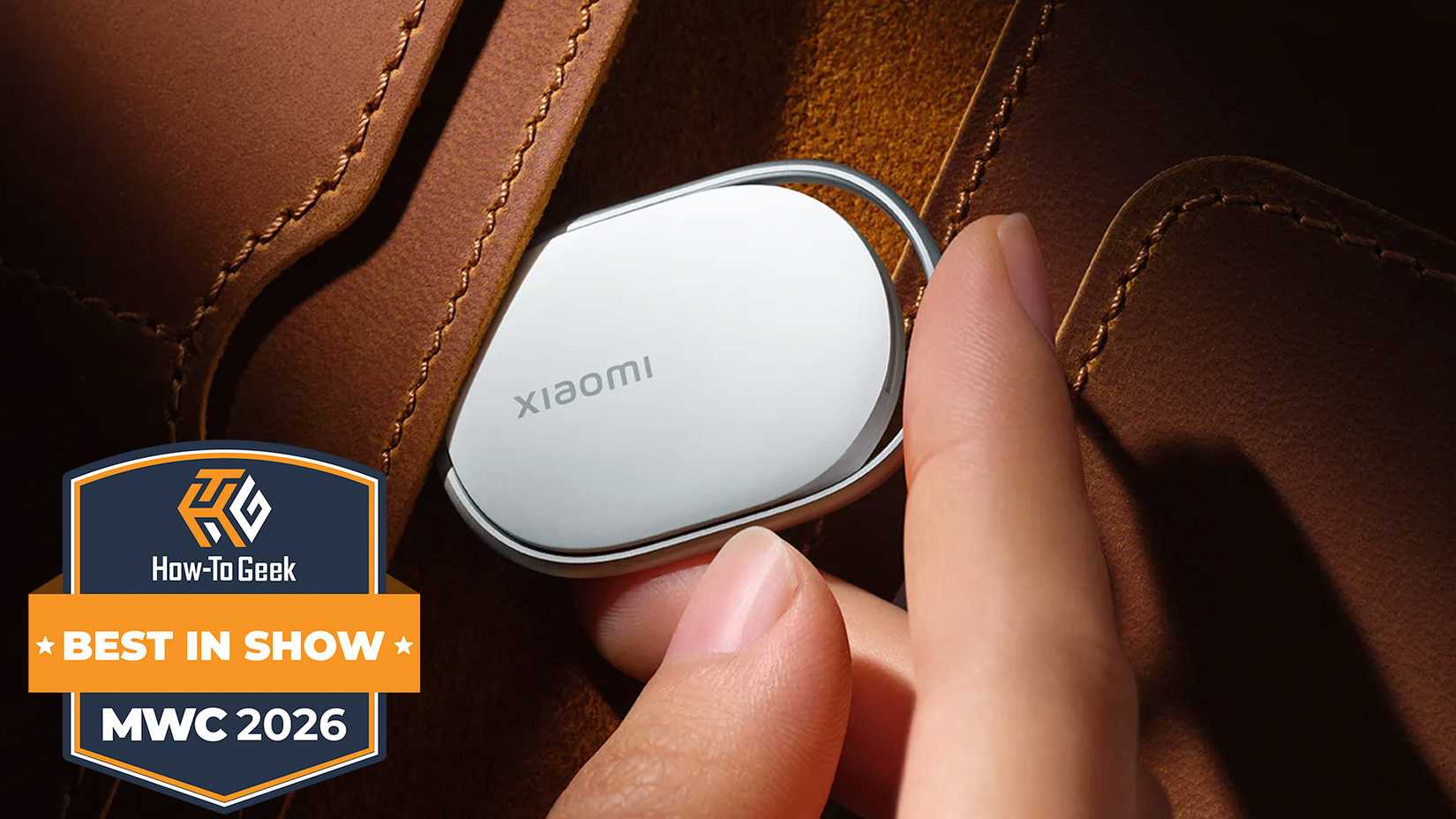 Hand holding the Xiaomi tag.