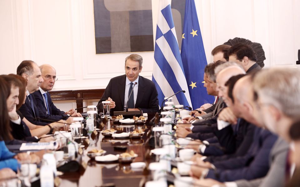 Government seeking to counter gloom with wage rise