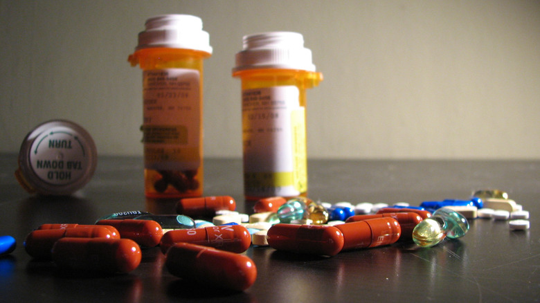 An assortment of drugs, including 150mg Effexor XR (by Wyeth Pharmaceuticals), 10mg dicyclomine (by Watson), 100 mg sertraline (generic), 25 mg Topamax (by McNeil), and 10 mg amitriptyline (generic) in addition to vitamin E gelcaps and some generic ibuprofen gelcaps.