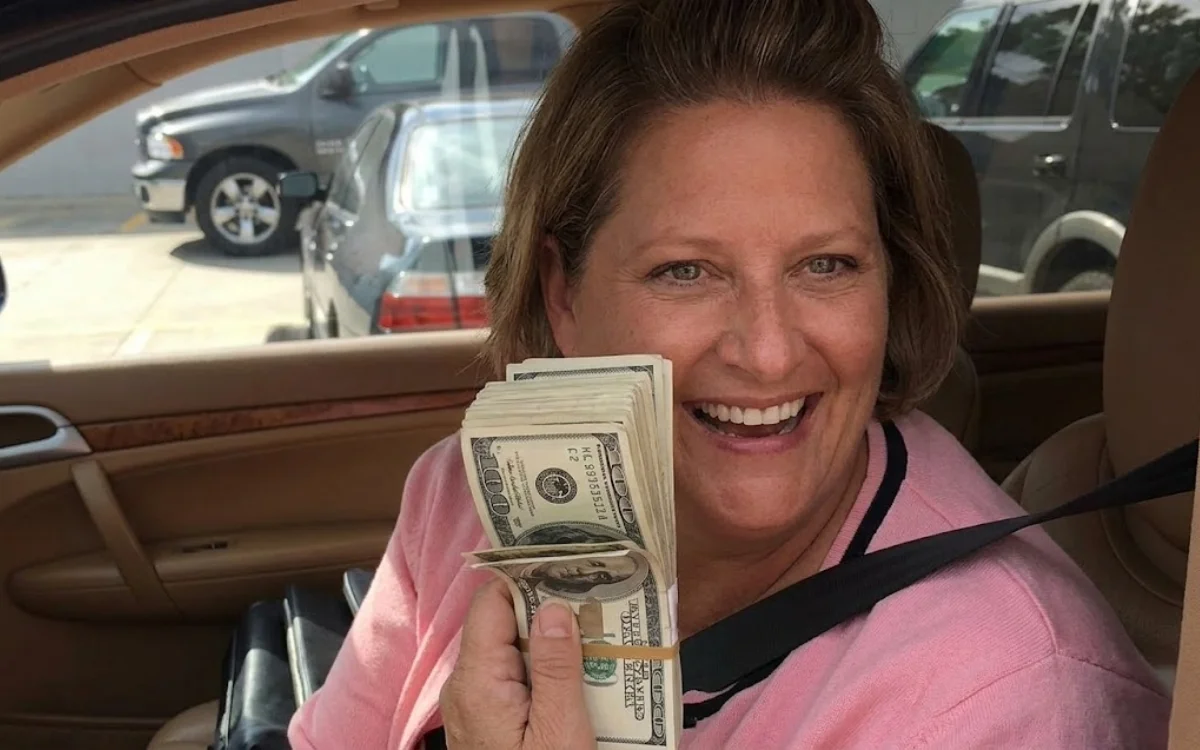 Woman paid man $800 for place in queue to buy $100,000 of original iPhones before realizing she'd made expensive mistake