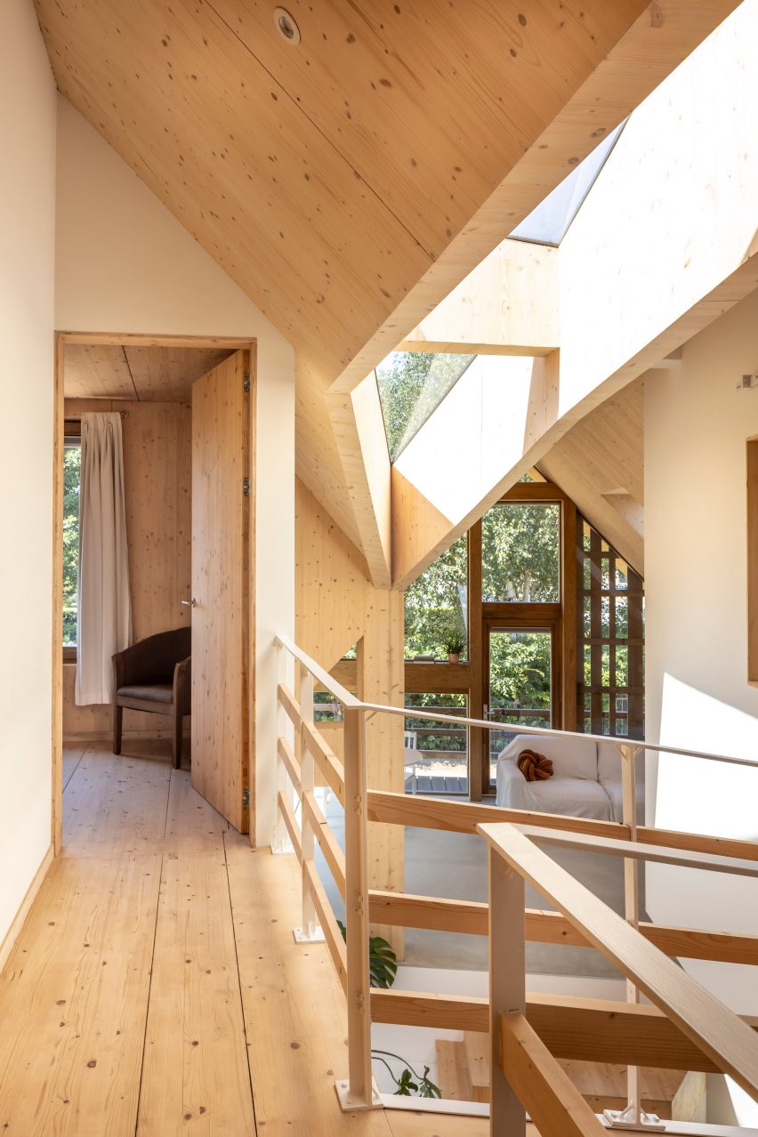 Upper floor interior of timber-lined home by Woonpioniers