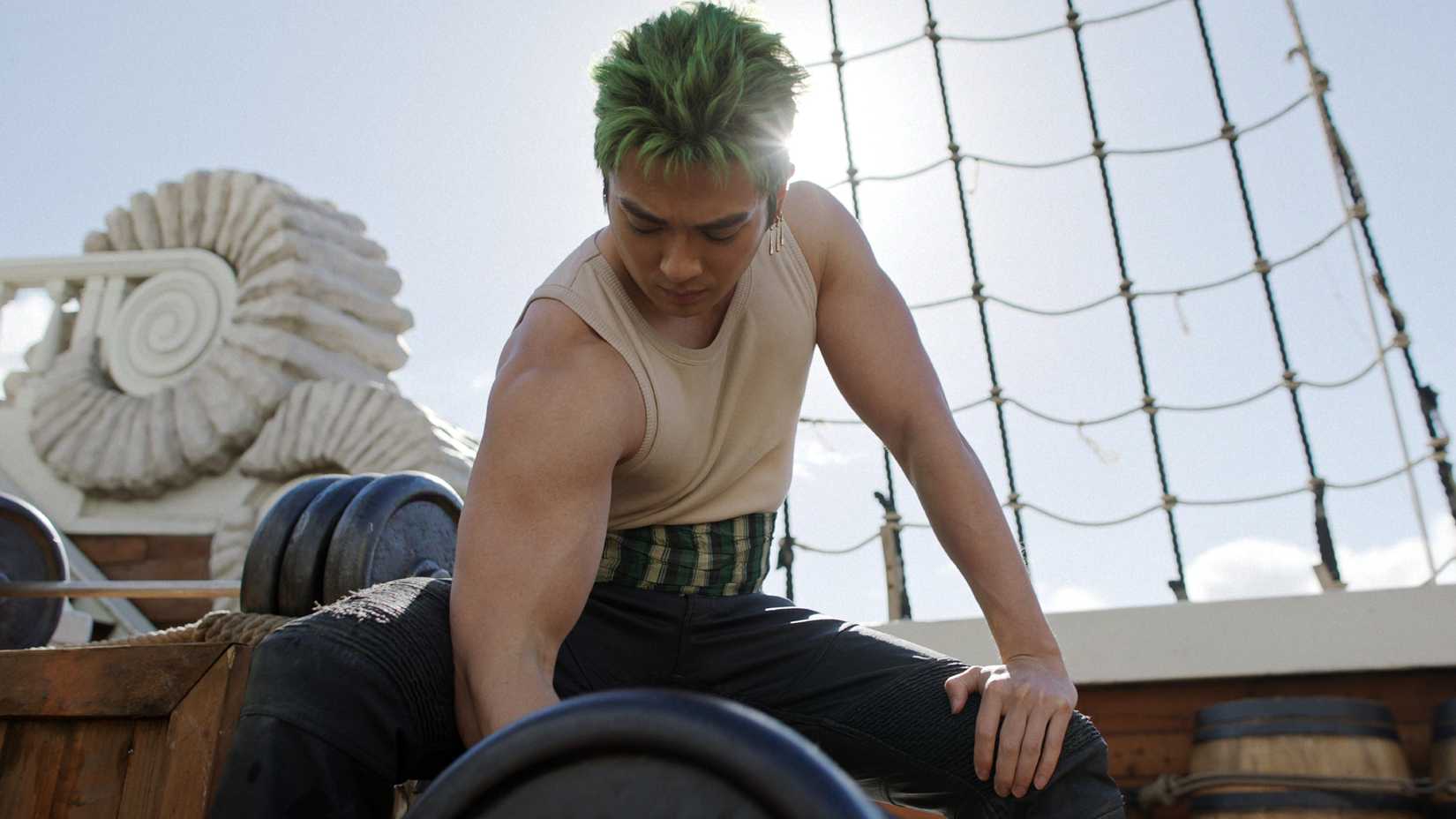 Mackenyu as Roronoa Zoro lifting a dumbbell in season 2 of One Piece.