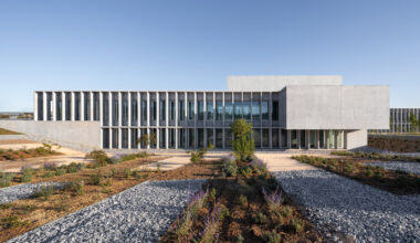 Gridded concrete cloisters define university building in Málaga