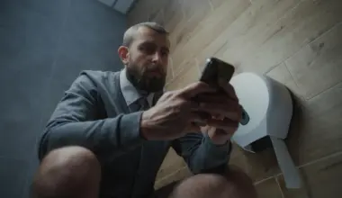 Study finds phone use on the toilet may cause painful medical condition