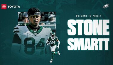 Eagles sign Stone Smartt to one-year contract