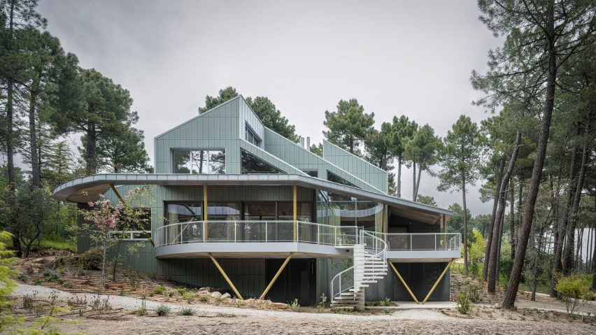 Exterior view of Spanish home by Ozaeta-Fidalgo Architects and Ignacio Galán