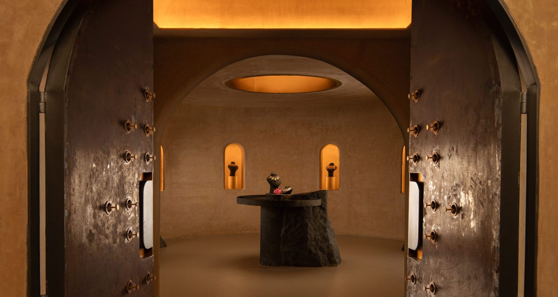 Parinamah Architects references temples in Indian jewellery store