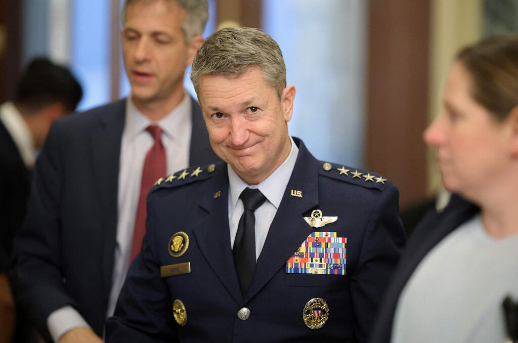 דן קיין לפני תדרוך בקונגרס