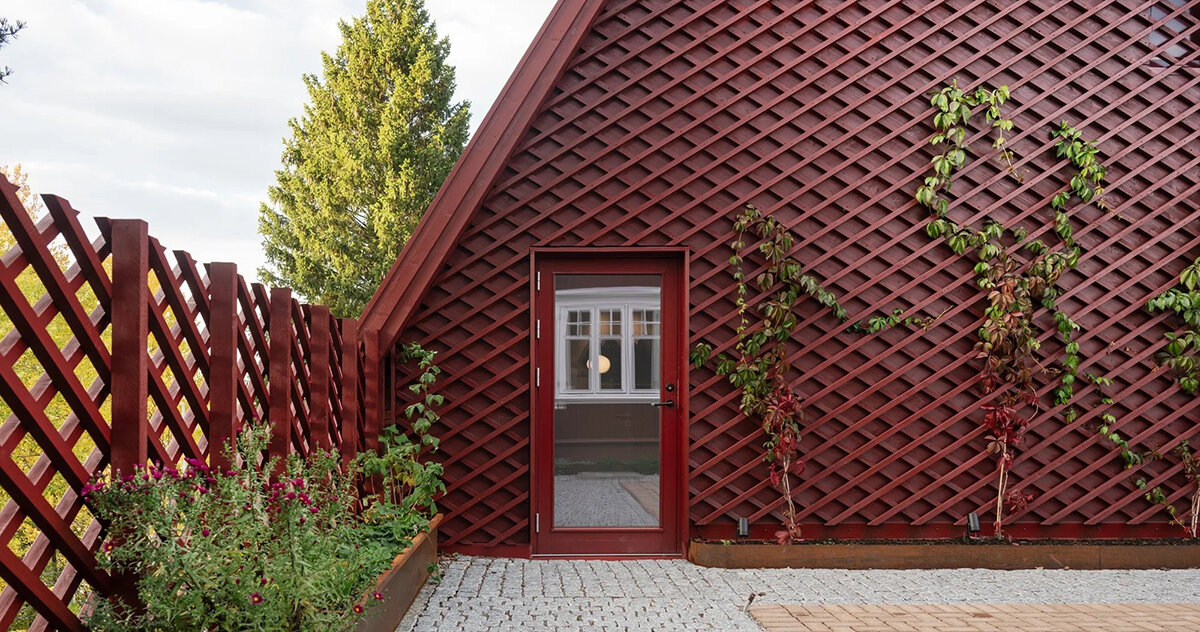 rever & drage modernizes traditional red cabin in rælingen, norway