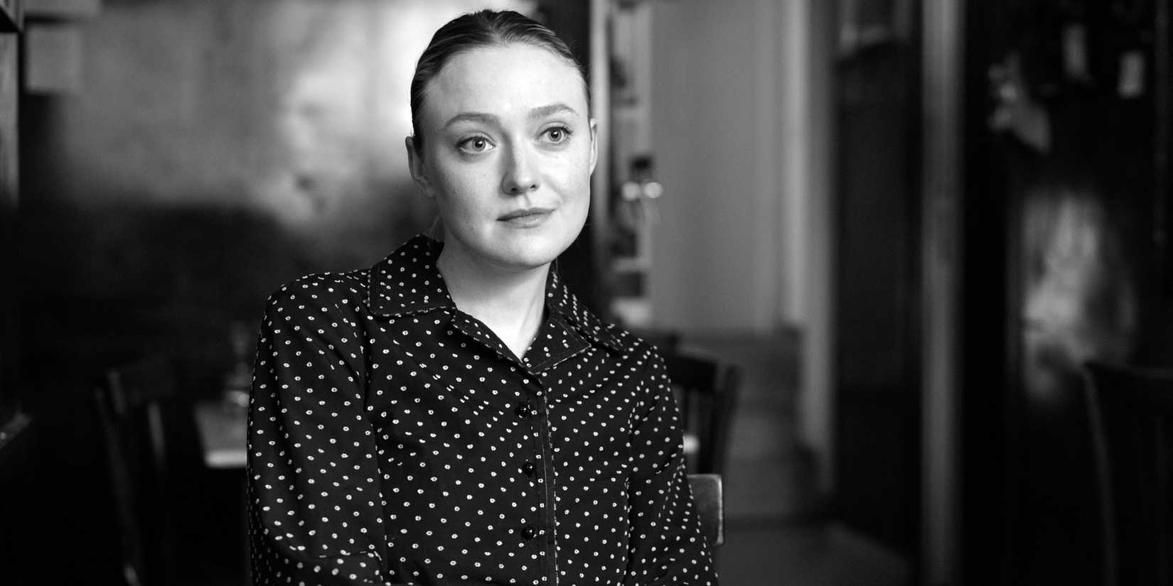 Marge Sherwood (Dakota Fanning) sitting in Episode 2 of Netflix's Ripley