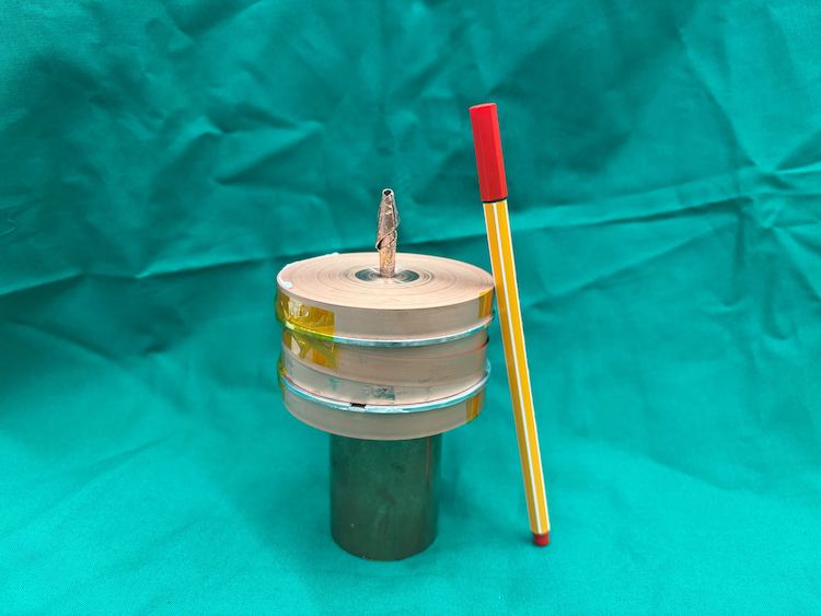 Miniature magnets break field strength record – Physics World