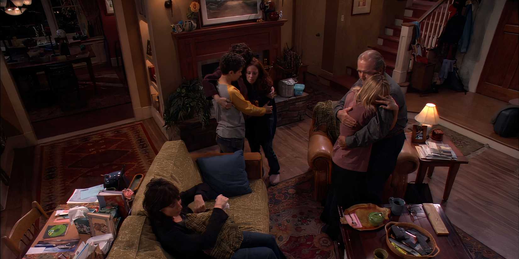The cast of 8 Simple Rules mourning the death of Paul (John Ritter) in “Goodbye”
