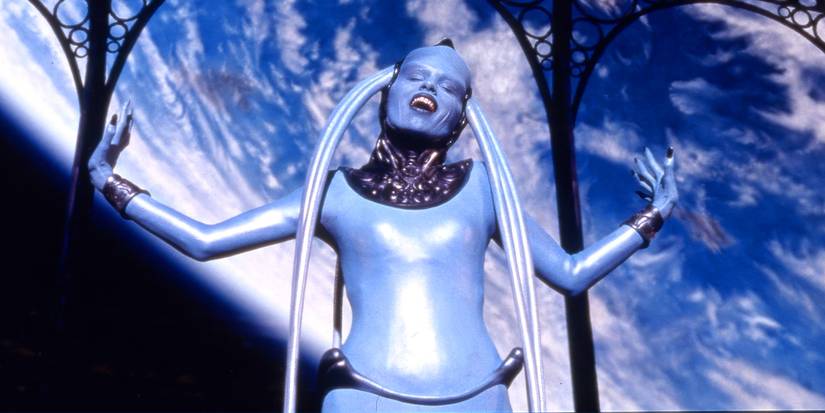 Diva sings on stage with her arms open wide in 'The Fifth Element.'