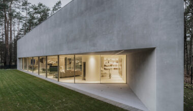 KWK promes encloses interior garden within triangular 'trim house'