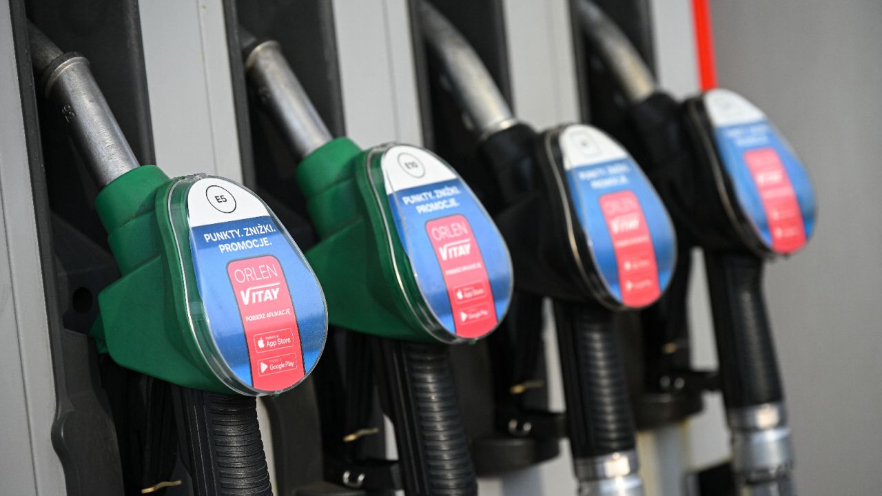 Poland sets petrol price cap amid fuel crisis - TVP World