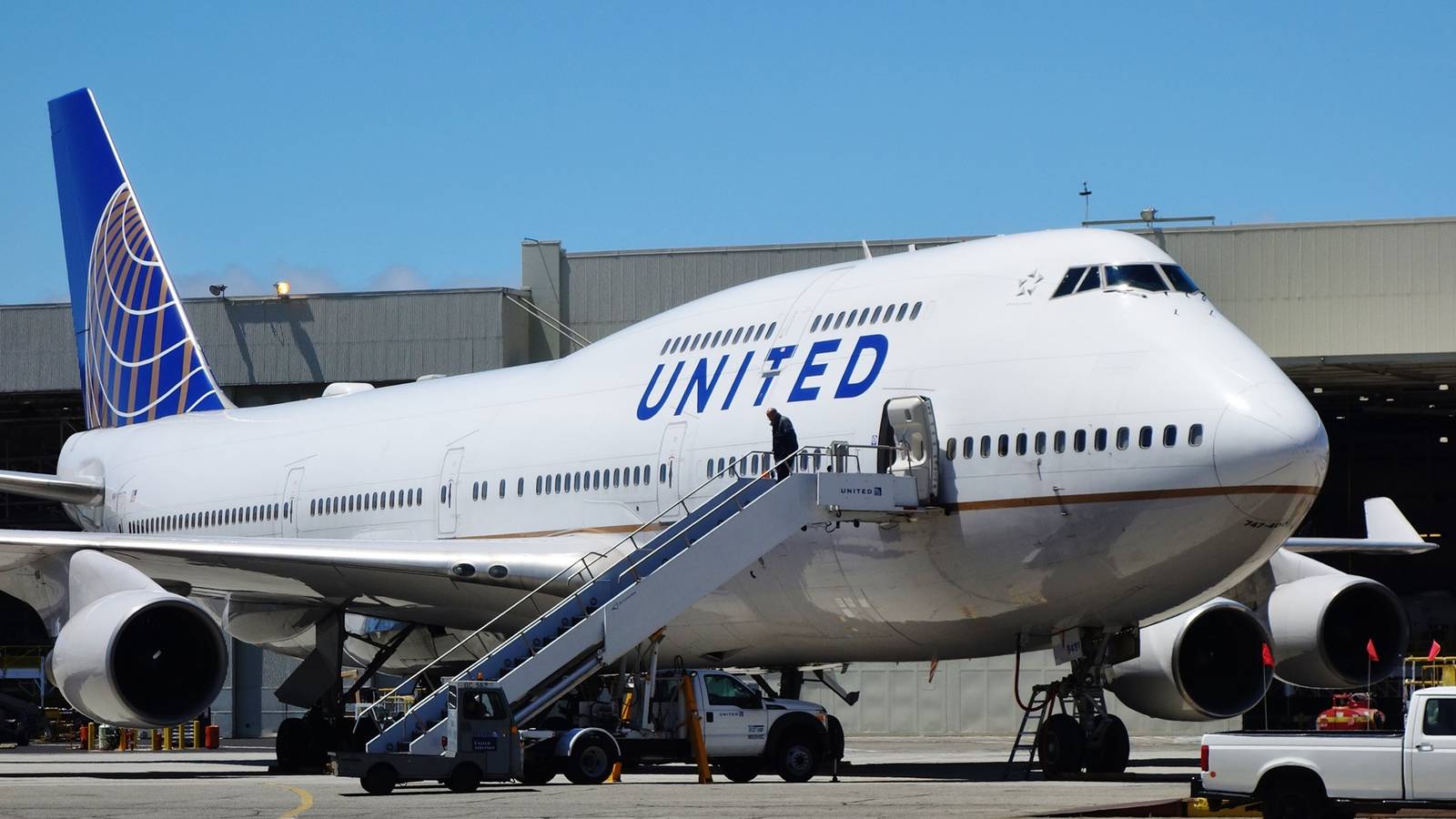 A Former United Boeing 747 Is Now Literally Wedged Between Two Seattle Skyscrapers