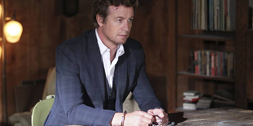 Simon Baker as Patrick handcuffed to a table in The Mentalist