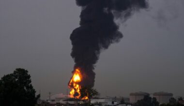 United Arab Emirates briefly closes then reopens airspace