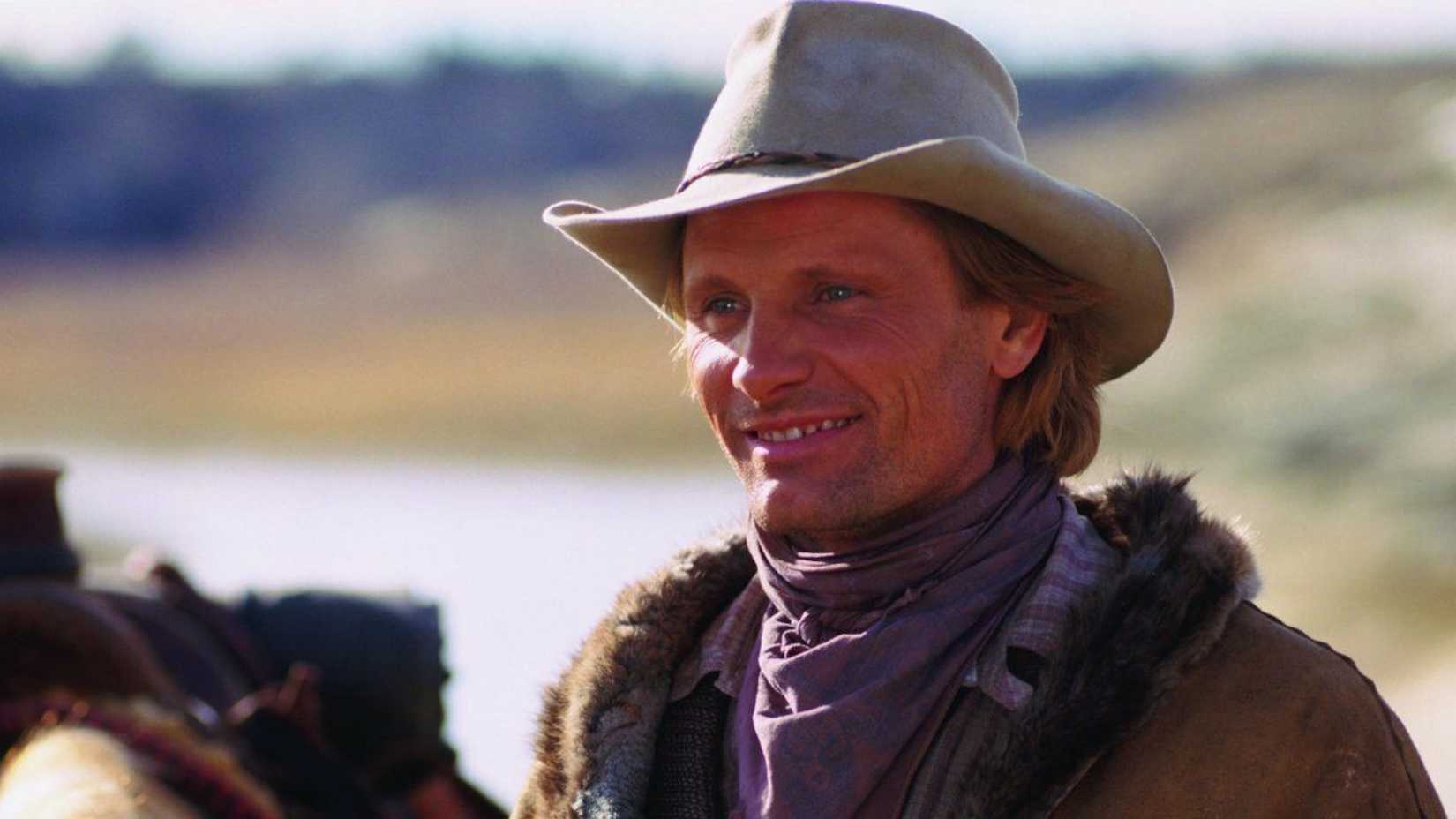 Viggo Mortensen as Frank Hopkins smiling next to his horse in Hidalgo
