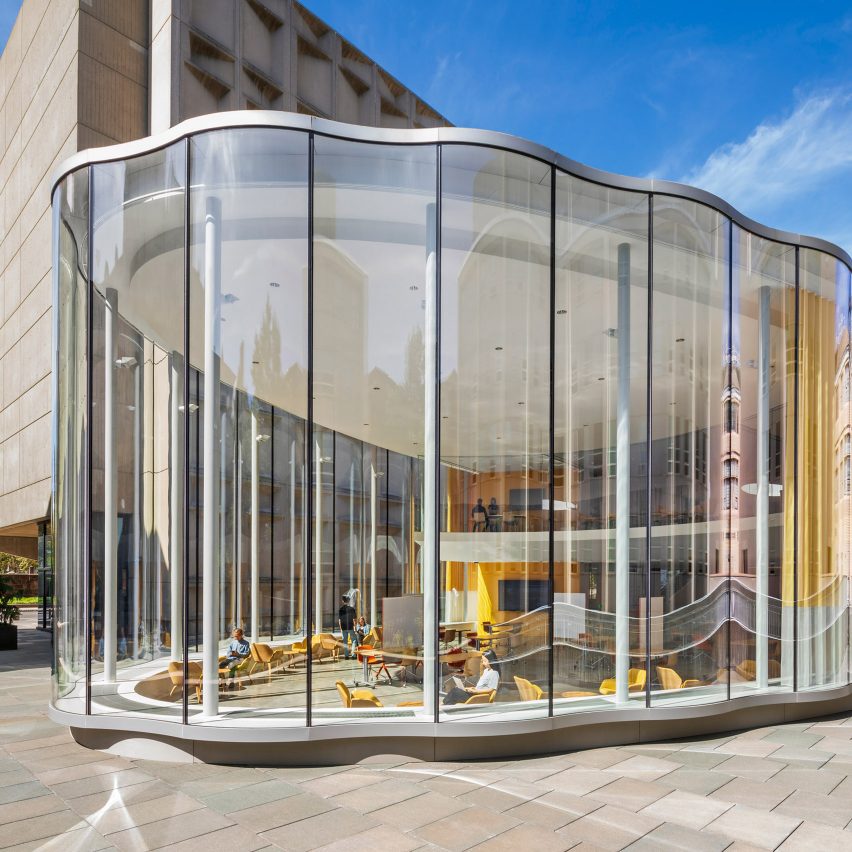 Undulating facade of the Yale University Center for Innovative Thinking