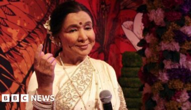 Asha Bhosle: The sound of Bollywood dies aged 92 - BBC