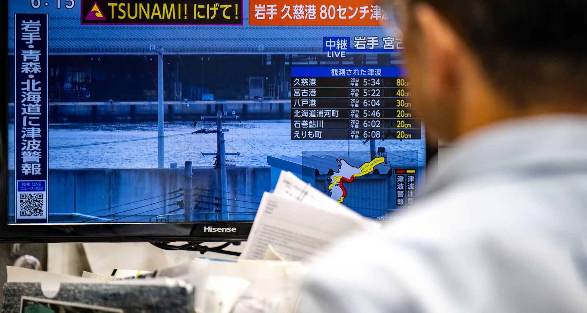 Major 7.5-magnitude quake hits off Japan, triggers tsunami warnings