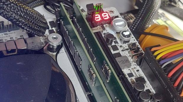 ASUS engineer demos budget-focused HUDIMM DDR5 memory on ROG Maximus Z890 Apex 1