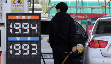 A driver fuels a car at a gas station in Seoul on April 23. [NEWS1]