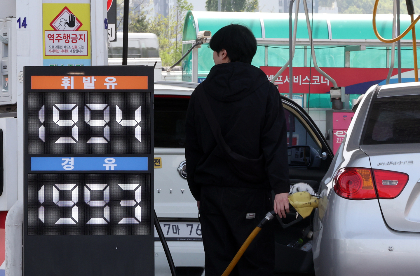 A driver fuels a car at a gas station in Seoul on April 23. [NEWS1]