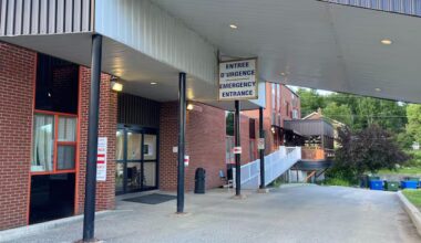Forget bilingual status for hospitals, we want access to Ontario care, western Quebecers say